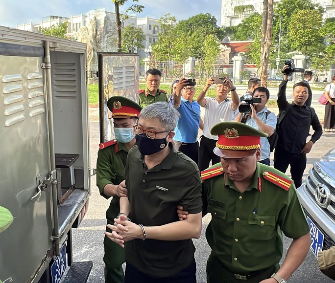 Vụ Chuyến bay giải cứu: Cựu Thứ trưởng Tô Anh Dũng đeo khẩu trang, cầm chai nước tới tòa - Ảnh 17. Vụ Chuyến bay giải cứu: Cựu Thứ trưởng Tô Anh Dũng đeo khẩu trang, cầm chai nước tới tòa - Ảnh 17.