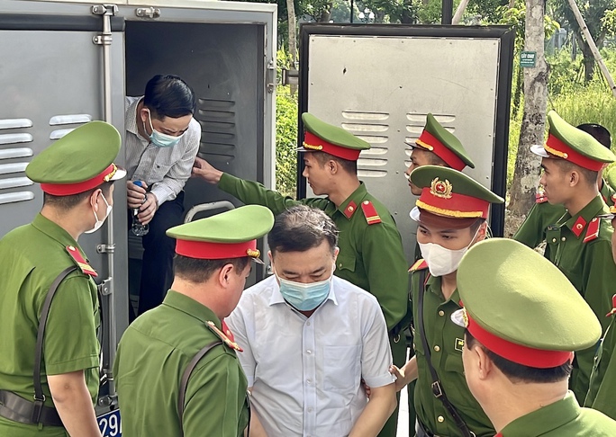 Hình ảnh cựu phó chủ tịch Hà Nội và Quảng Nam hầu toà - Ảnh 7. Hình ảnh cựu phó chủ tịch Hà Nội và Quảng Nam hầu toà - Ảnh 7.