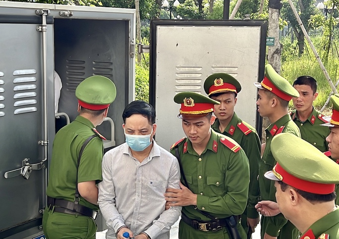 Hình ảnh cựu phó chủ tịch Hà Nội và Quảng Nam hầu toà - Ảnh 9. Hình ảnh cựu phó chủ tịch Hà Nội và Quảng Nam hầu toà - Ảnh 9.