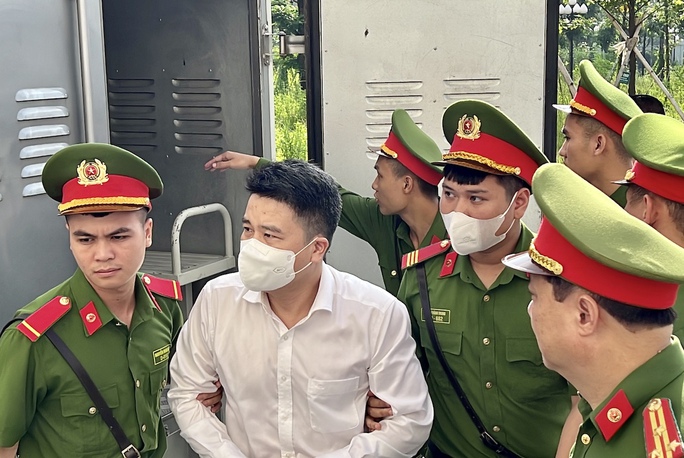 Hình ảnh cựu phó chủ tịch Hà Nội và Quảng Nam hầu toà - Ảnh 8. Hình ảnh cựu phó chủ tịch Hà Nội và Quảng Nam hầu toà - Ảnh 8.