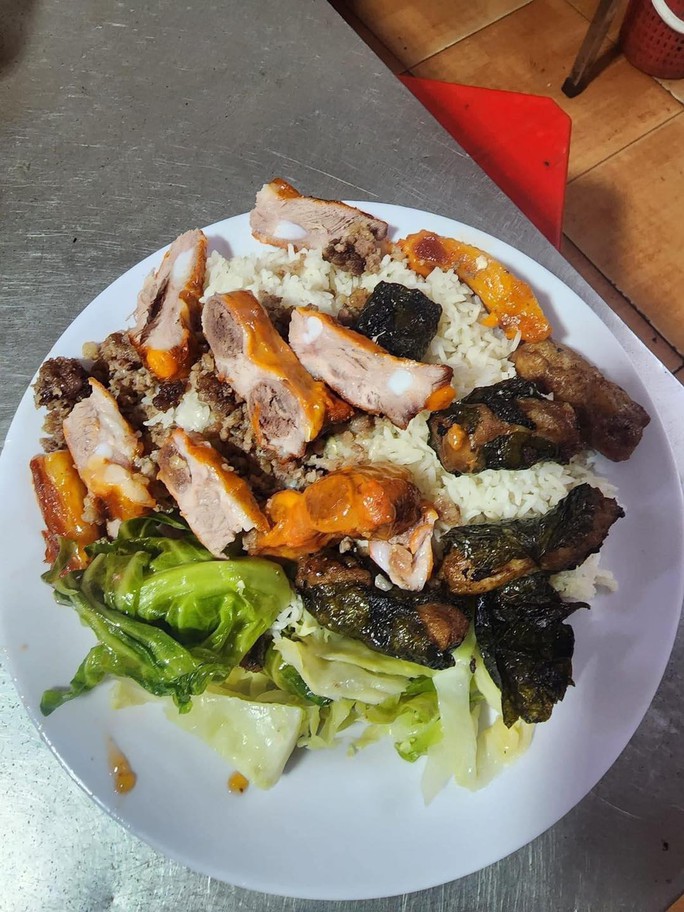 Quán cơm bình dân bán suất cơm 160 ngàn đồng bị tạm đóng cửa - Ảnh 1. Quán cơm bình dân bán suất cơm 160 ngàn đồng bị tạm đóng cửa - Ảnh 1.