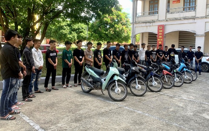 Kinh hãi 28 thanh, thiếu niên mang dao phóng lợn làm loạn đường phố - Ảnh 1. Kinh hãi 28 thanh, thiếu niên mang dao phóng lợn làm loạn đường phố - Ảnh 1.