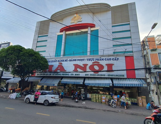 Tiệm bánh lớn nhất tỉnh Đắk Lắk in ngày sản xuất sau... ngày bán! - Ảnh 1.