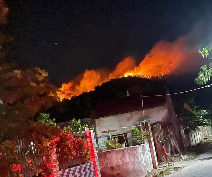 Rừng cháy rực trời, uy hiếp nhà dân, huy động 700 người dập lửa - Ảnh 3. Rừng cháy rực trời, uy hiếp nhà dân, huy động 700 người dập lửa - Ảnh 3.