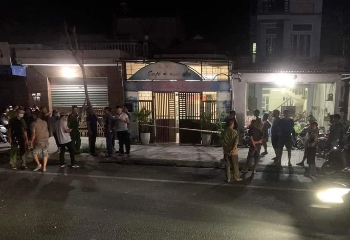 Người phụ nữ tử vong trong quán cà phê - Ảnh 1.