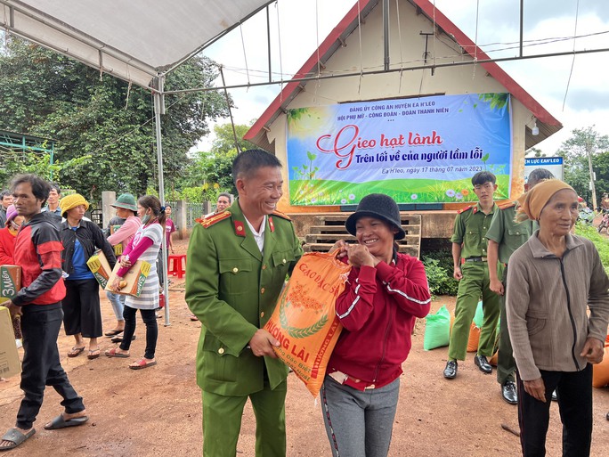 Công an tặng quà, nấu bữa sáng cho hàng trăm người dân