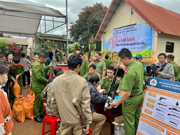 Công an tặng quà, nấu bữa sáng cho hàng trăm người dân