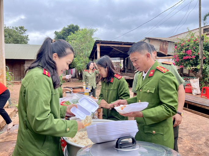 Công an tặng quà, nấu bữa sáng cho hàng trăm người dân