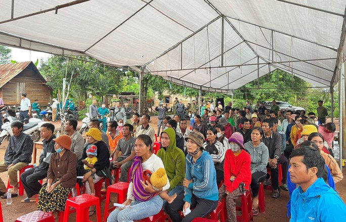 Công an tặng quà, nấu bữa sáng cho hàng trăm người dân