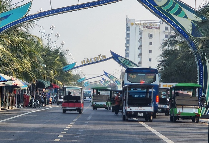 Bát nháo xe điện không phép tại điểm du lịch nổi tiếng Thanh Hóa