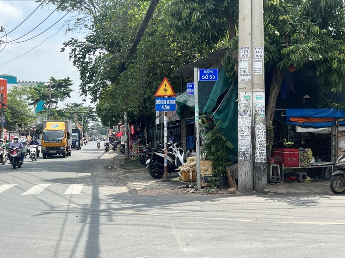 Công an triệu tập người mẹ trong vụ tai nạn thương tâm ở Gò Vấp, TP HCM - Ảnh 2. Công an triệu tập người mẹ trong vụ tai nạn thương tâm ở Gò Vấp, TP HCM - Ảnh 2.