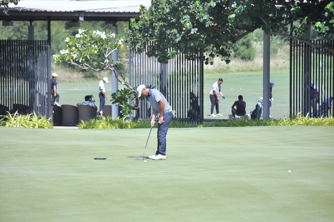 Du khách được trải nghiệm tập golf tại Lễ hội du lịch golf Đà Nẵng