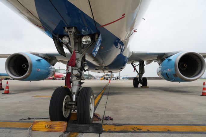 Cận cảnh chằng néo máy bay phòng chống bão tại sân bay Nội Bài - Ảnh 2. Cận cảnh chằng néo máy bay phòng chống bão tại sân bay Nội Bài - Ảnh 2.