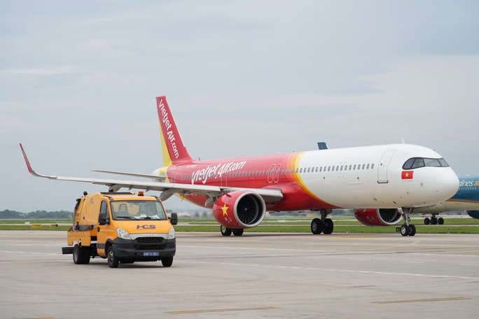 Cận cảnh chằng néo máy bay phòng chống bão tại sân bay Nội Bài - Ảnh 6. Cận cảnh chằng néo máy bay phòng chống bão tại sân bay Nội Bài - Ảnh 6.