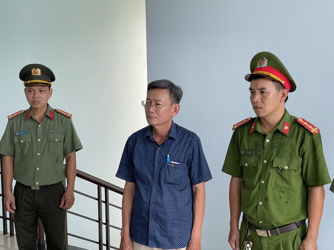 Vì sao giám đốc ban quản lý rừng phòng hộ ở Thừa Thiên - Huế bị bắt? - Ảnh 1.