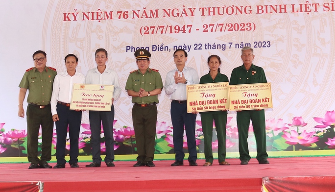 Lãnh đạo Cần Thơ, Hậu Giang và thiếu tướng Đinh Văn Nơi trao quà cho người có công - Ảnh 5.