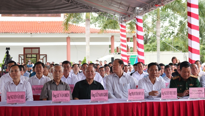 Lãnh đạo Cần Thơ, Hậu Giang và thiếu tướng Đinh Văn Nơi trao quà cho người có công - Ảnh 1.