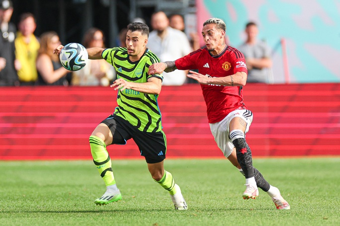 Arsenal gục ngã trước Man United tại sân MetLife 80.000 khán giả  - Ảnh 2.