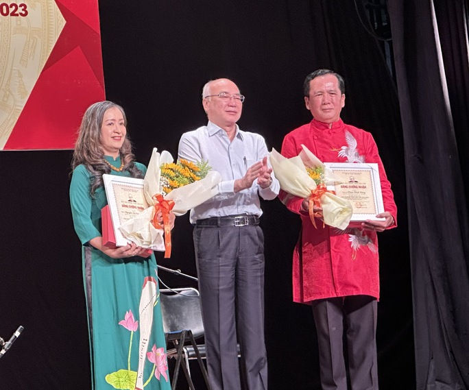 Nghệ sĩ, nghệ nhân hân hoan tham dự lễ trao Giải thưởng và học bổng Trần Văn Khê - Ảnh 4. Nghệ sĩ, nghệ nhân hân hoan tham dự lễ trao Giải thưởng và học bổng Trần Văn Khê - Ảnh 4.