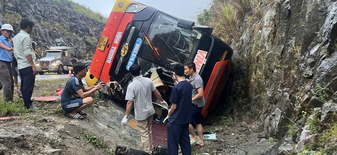 Xe khách lật vào vách núi, 1 người mắc kẹt trong xe nghi tử vong - Ảnh 7.