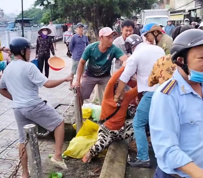 Đã có báo cáo vụ tiểu thương xô xát với trật tự đô thị ở Cà Mau - Ảnh 1.