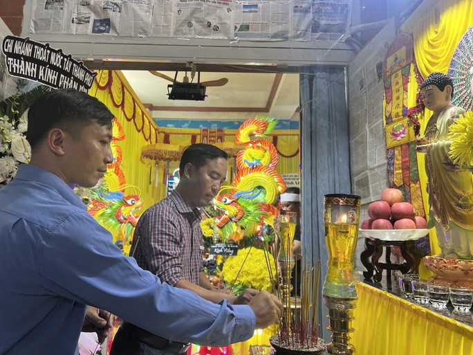 Nhói lòng lời chia sẻ của người vợ công nhân thoát nước gặp nạn - Ảnh 2.