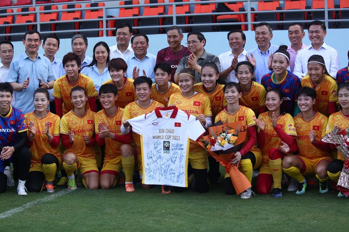 Thủ tướng thăm, động viên đội tuyển nữ trước khi lên đường dự World Cup - Ảnh 3.