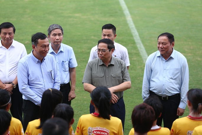 Thủ tướng thăm, động viên đội tuyển nữ trước khi lên đường dự World Cup - Ảnh 1.