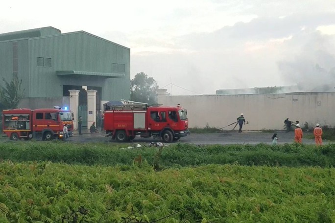 TP HCM: Cháy kho chứa hàng, cảnh sát cạy mái tôn dập lửa - Ảnh 1.