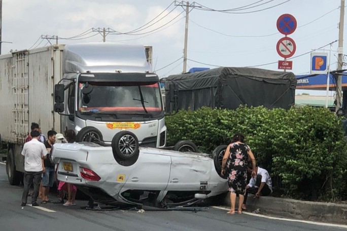 TP HCM: Ô tô chở 5 người phơi bụng trên Quốc lộ 1 - Ảnh 1.