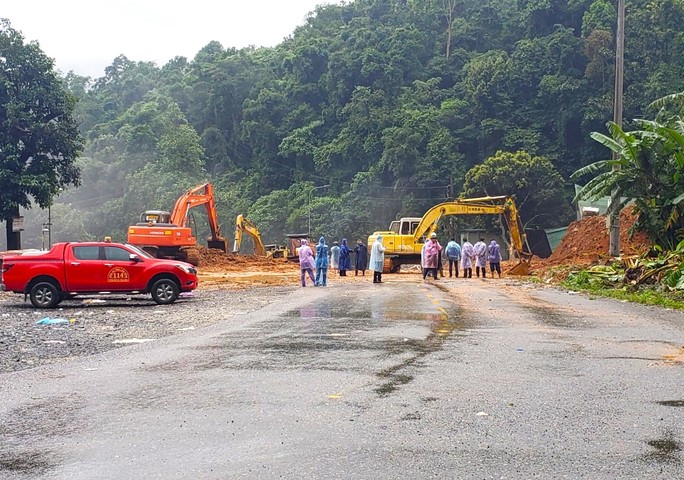 Xử lý xong hiện trường sạt lở trên đèo Bảo Lộc vào đêm nay - Ảnh 1.