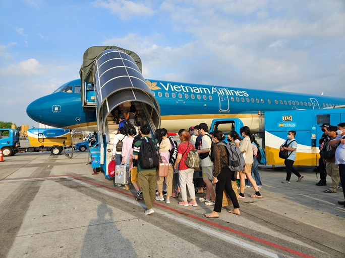 2,2 tỉ cổ phiếu Vietnam Airlines bị hạn chế giao dịch - Ảnh 1.