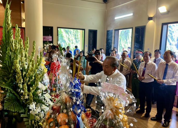 Mãi tri ân 32 dân công hỏa tuyến