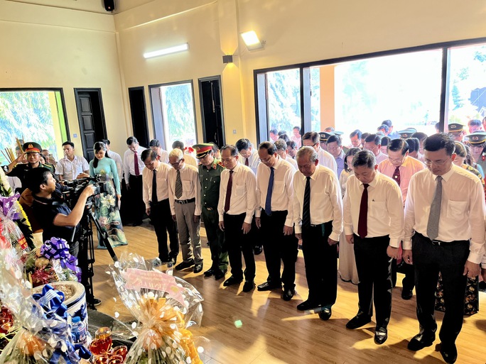 Mãi tri ân 32 dân công hỏa tuyến
