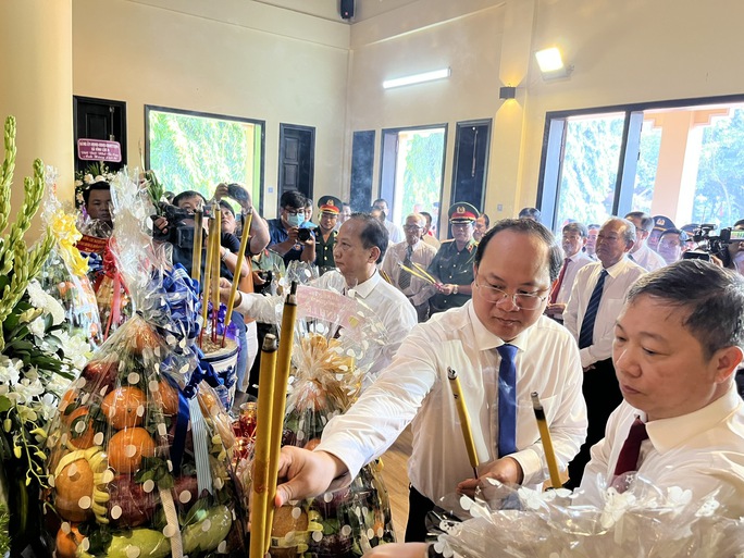 Mãi tri ân 32 dân công hỏa tuyến