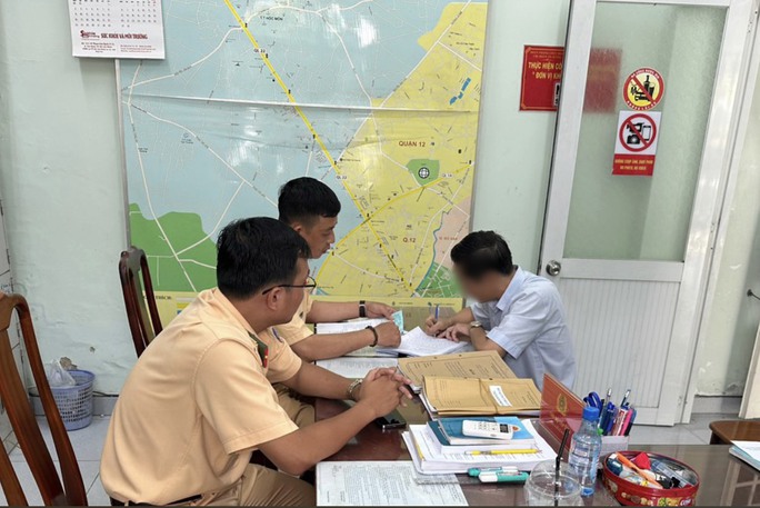 TP HCM: Từ clip người dân gửi, CSGT phạt một tài xế 5 triệu đồng