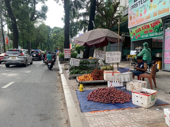 Mua được giá rẻ lại thấy chạnh lòng - Ảnh 2.