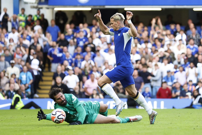 Chia điểm đại chiến, Chelsea và Liverpool phiền muộn vì ... VAR