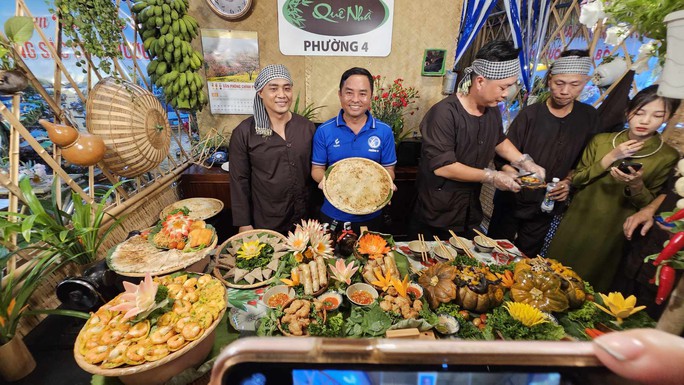 Bún mắm, bánh xèo, bánh tằm bì... vào thực đơn tranh tài - Ảnh 4.