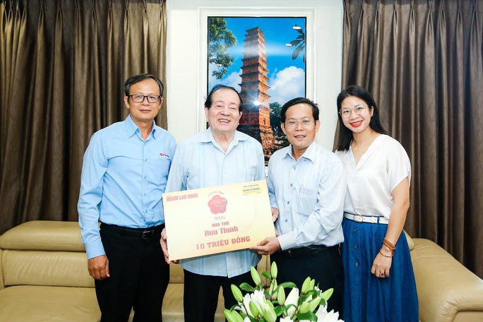 Mai vàng tri ân thăm nhà thơ Hữu Thỉnh và PGS Nguyễn Văn Huy - Ảnh 1.