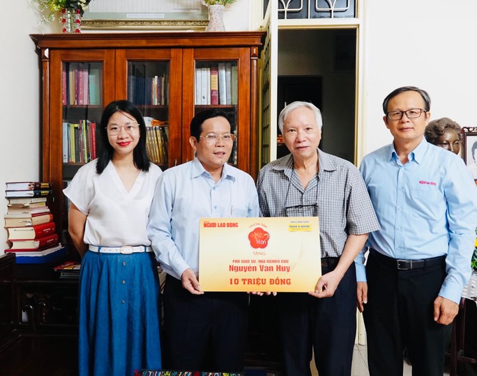 Mai vàng tri ân thăm nhà thơ Hữu Thỉnh và PGS Nguyễn Văn Huy - Ảnh 5.