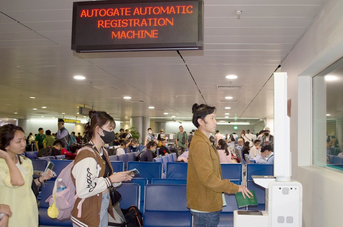Khách bay làm thủ tục quét hộ chiếu tự động ở sân bay Tân Sơn Nhất cách nào? - Ảnh 7.