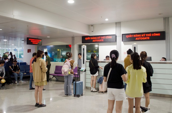 Khách bay làm thủ tục quét hộ chiếu tự động ở sân bay Tân Sơn Nhất cách nào? - Ảnh 8.