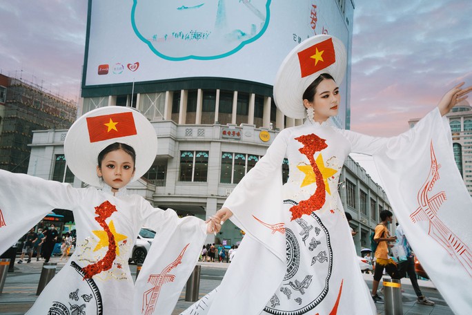 Mẫu nhí gây sốt với áo dài hình bản đồ Việt Nam tại Trung Quốc - Ảnh 3.