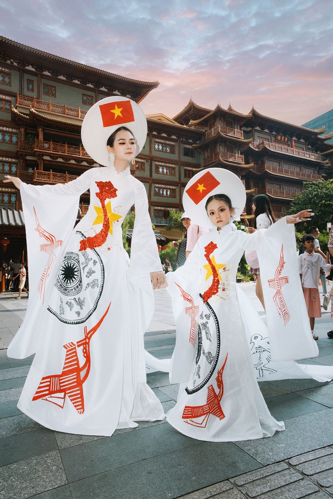 Mẫu nhí gây sốt với áo dài hình bản đồ Việt Nam tại Trung Quốc - Ảnh 6.