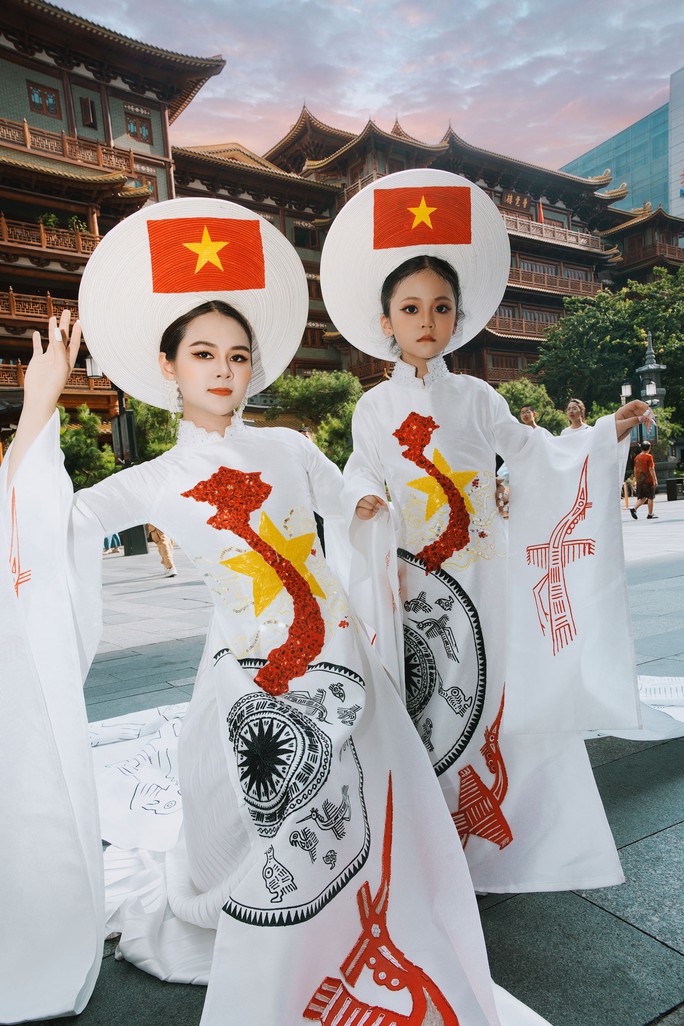 Mẫu nhí gây sốt với áo dài hình bản đồ Việt Nam tại Trung Quốc - Ảnh 4.