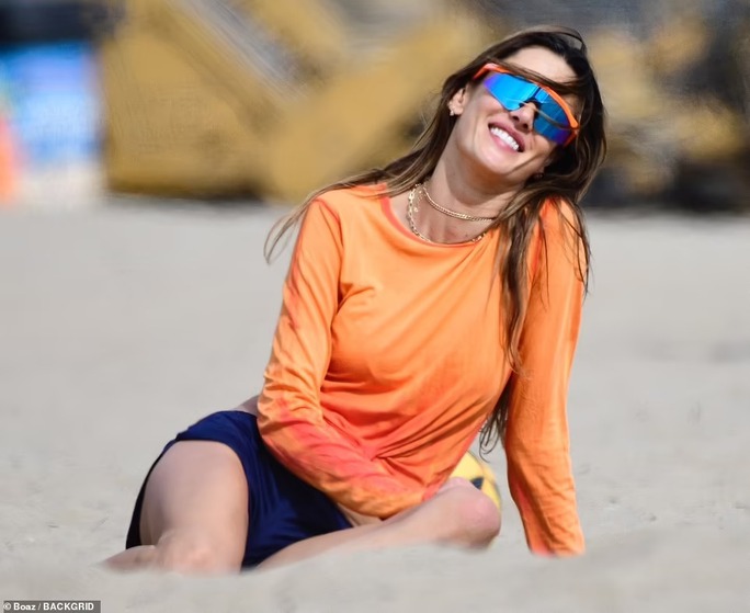 Siêu mẫu Alessandra Ambrosio vẫn quyến rũ ở tuổi 42 - Ảnh 9.