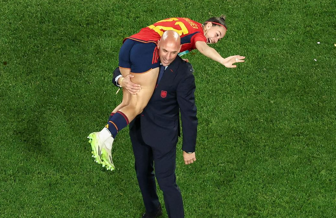 Chủ tịch LĐBĐ Tây Ban Nha buộc từ chức vì nụ hôn khiếm nhã tại World Cup - Ảnh 3.