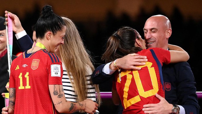 Chủ tịch LĐBĐ Tây Ban Nha buộc từ chức vì nụ hôn khiếm nhã tại World Cup - Ảnh 4.