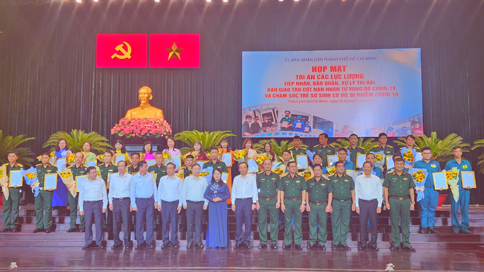 Bí thư Thành ủy TP HCM nói về bài học, chất liệu quý từ cuộc chiến chống COVID-19 - Ảnh 1.